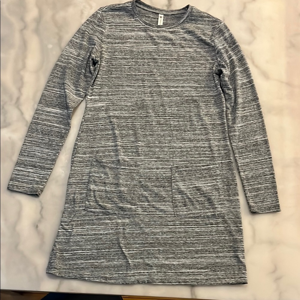 🎈Fabletics Grey and White Textured Top Dress 🎁Bundle up to 5lbs for $20 Sale📦